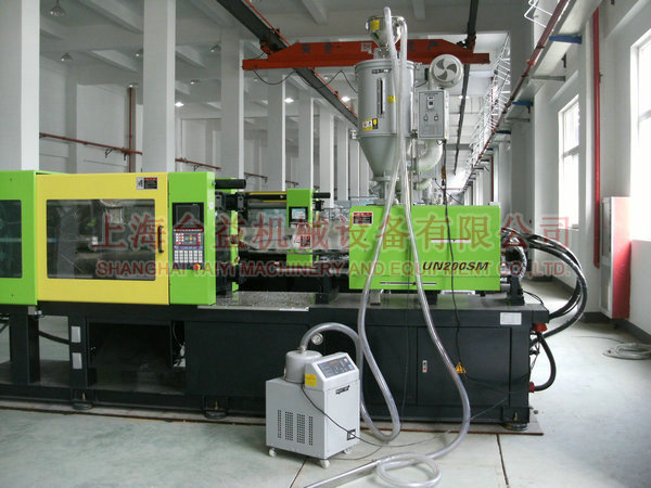 Injection molding machine, suction feeder 